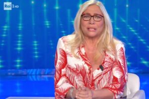 Mara Venier, la sua casa a Roma: addio all'attico, l'appartamento a Ponte Milvio, la scelta del marmo e l'accessorio strategico in camera da letto Mara Venier