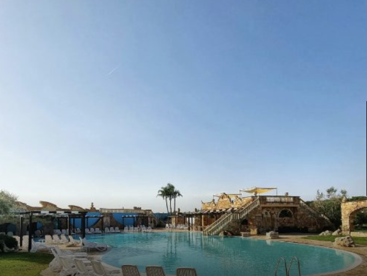 Al Bano, la sua casa in Puglia è enorme e immersa nel verde: un posto per sognare e rilassarsi al bano piscina 19 6 2026 casadistile.it