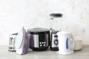 C'è un elettrodomestico che lasciamo sempre attaccato in vacanza: consuma 40 euro al mese da solo elettrodomestici casa