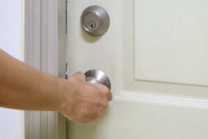 Parti per le vacanze di luglio? Prima di chiudere la porta, fai questi 3 controlli. L'ultimo lo salta il 90% delle persone e trova sorprese amare al rientro chiudere porta casa 1 7 2026 casadistile.it