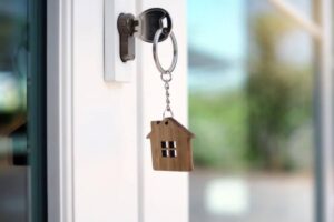 Chiudi casa 15 giorni ad agosto? Prima di girare la chiave controlla questi 4 punti o rischi danni al rientro chiudere porta casa vacanze 20 6 2026 casadistile.it