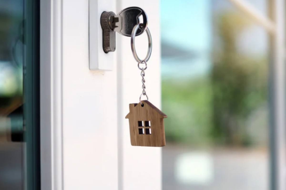 Chiudi casa 15 giorni ad agosto? Prima di girare la chiave controlla questi 4 punti o rischi danni al rientro chiudere porta casa vacanze 20 6 2026 casadistile.it