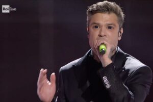 Fedez, le immagini della nuova casa milanese: terrazzino, parquet e divano da 40 mila euro Fedez