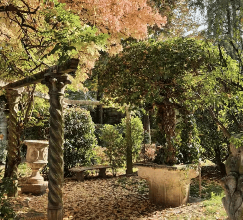 Orietta Berti, la sua villa con giardino in Emilia: le camere segrete con le sue collezioni e gli arredi eleganti giardino orietta berti 1 6 2026 casadistile.it