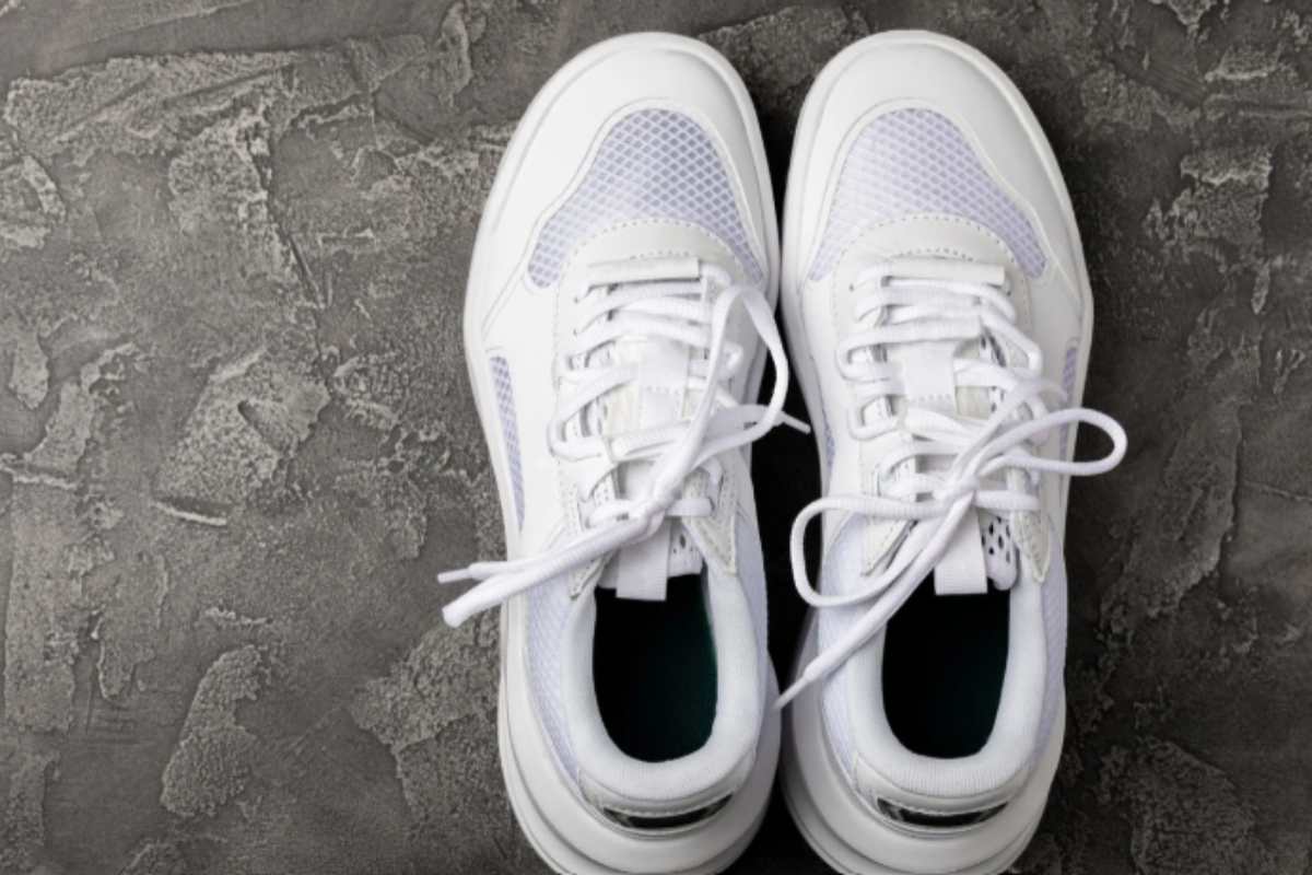 Vanno dal bianco al grigio in tre giorni. Il metodo che usano nei negozi di sneakers per farle tornare nuove senza lavatrice scarpe