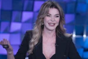 Alba Parietti, una villa con piscina nell'hinterland di Milano: gli ambienti caldi e rilassanti Alba Parietti
