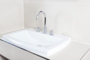 C'è un punto nascosto del lavandino dove si accumula muffa nera ogni estate: gli idraulici lo controllano sempre, tu probabilmente mai bagno lavandino
