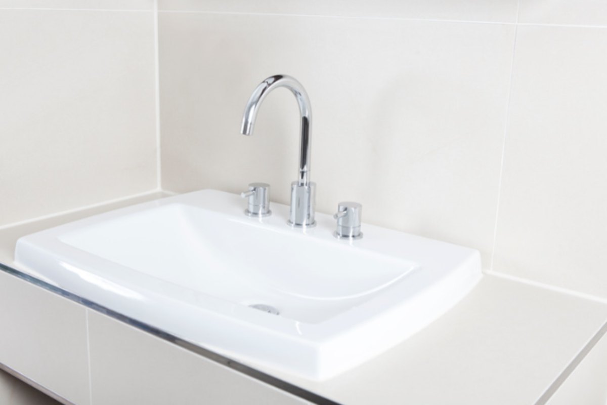C'è un punto nascosto del lavandino dove si accumula muffa nera ogni estate: gli idraulici lo controllano sempre, tu probabilmente mai bagno lavandino