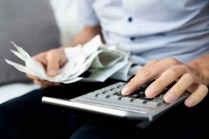 Casa chiusa 15 giorni ad agosto, rientri e trovi 90 euro di acqua in più. Questo elettrodomestico consuma anche spento (e non è la lavatrice) bolletta conti