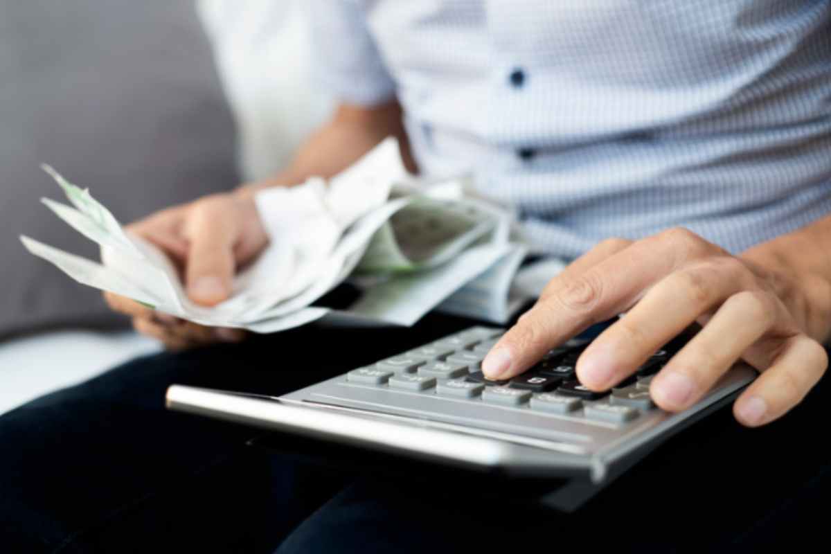 Casa chiusa 15 giorni ad agosto, rientri e trovi 90 euro di acqua in più. Questo elettrodomestico consuma anche spento (e non è la lavatrice) bolletta conti