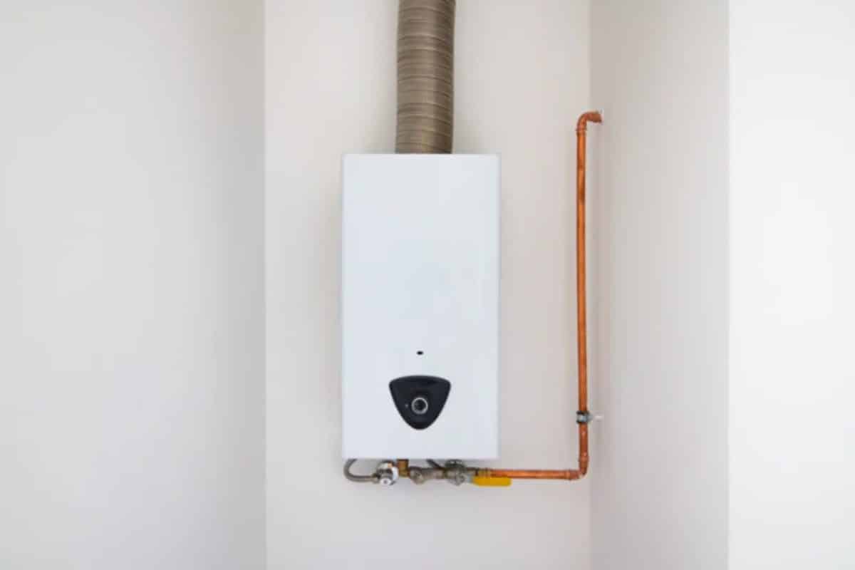 Caldaia spenta da maggio, ma la bolletta del gas arriva ancora: cosa consuma davvero in estate (e come bloccarlo) caldaia