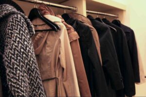 Cappotti e maglioni nell'armadio estivo: i 4 errori che attirano le tarme (e la soluzione definitiva dei sarti) cappotti armadio