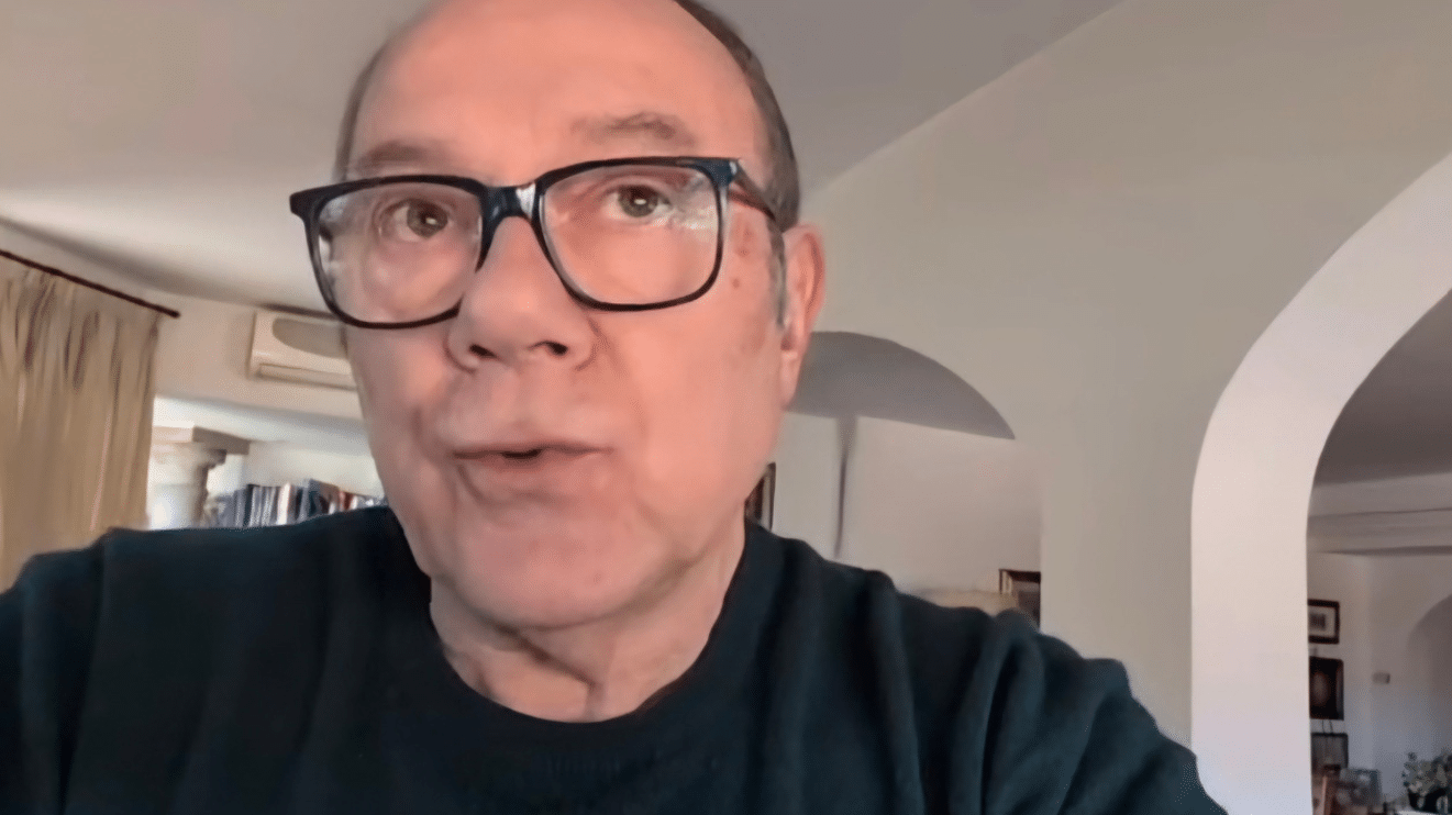 Carlo Verdone, il suo attico extra lusso a Roma: la scelta architettonica in salone, lo studio e il panorama sulla Città Eterna carlo verdone salone archi 28 7 2026 casadistile.it