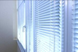 Gli hotel a 5 stelle non chiudono mai del tutto le tapparelle in estate: il trucco che abbassa la temperatura di 4 gradi senza condizionatore casa tapparele chiuse