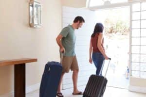 Vai in vacanza e stacchi tutto. Ma c'è un elettrodomestico che consuma anche spento: lo trovano solo i tecnici col tester casa partenza valigia