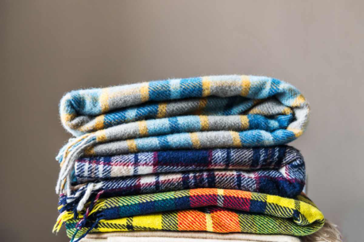 I sarti professionisti conservano le coperte invernali in un posto che nessuno immagina: è l'unico modo per evitare muffa e tarme ad agosto coperte invernali