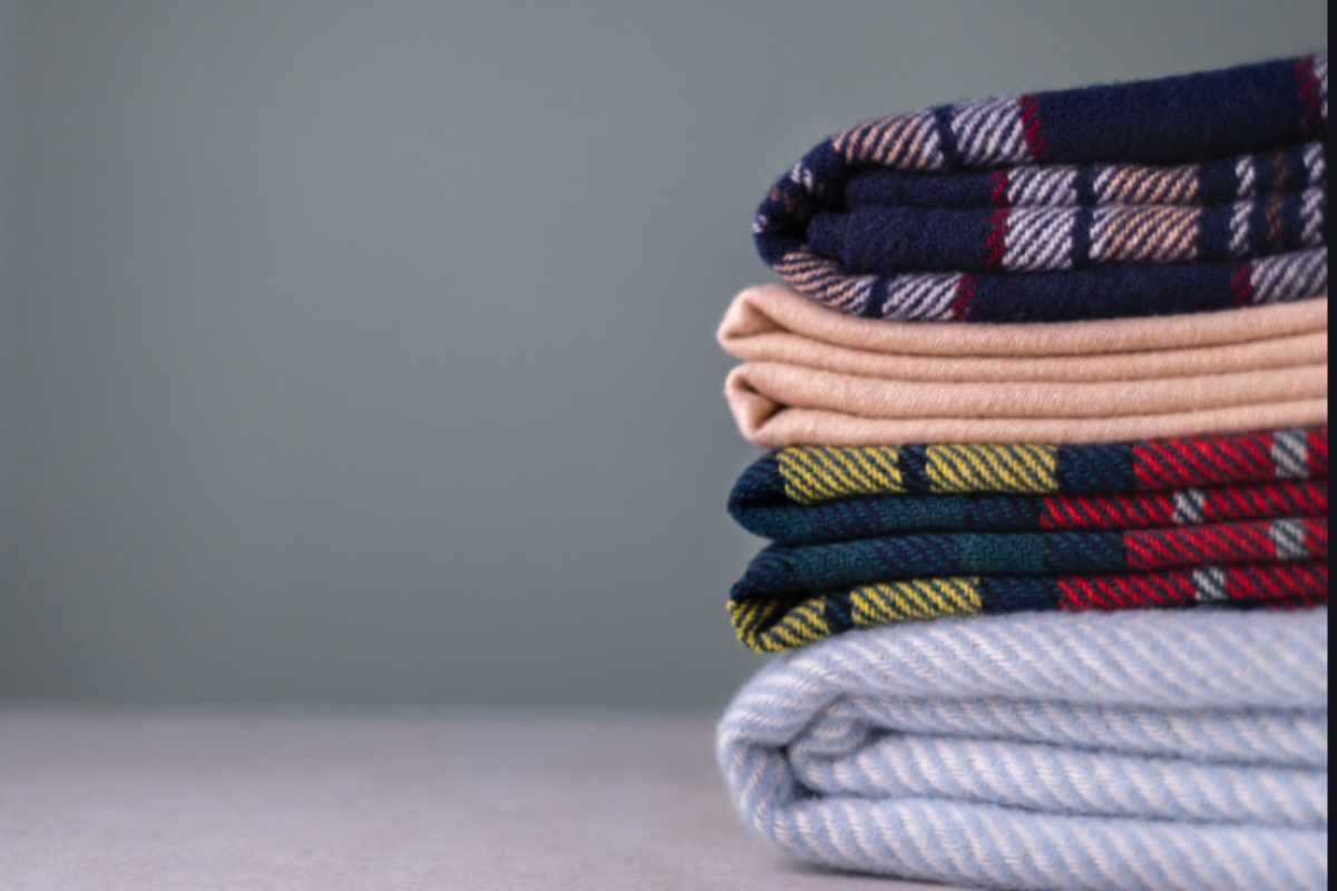 Le coperte di lana dell'inverno non vanno mai nell'armadio alto: l'errore che porta le tarme secondo i sarti professionisti coperte lana