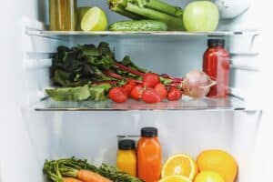 Il cassetto del frigo che d'estate rovina le verdure in 24 ore: dove mettere davvero pomodori e insalata frigorifero verdure