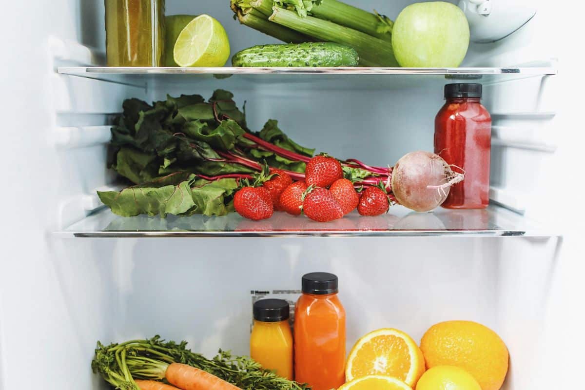 Il cassetto del frigo che d'estate rovina le verdure in 24 ore: dove mettere davvero pomodori e insalata frigorifero verdure