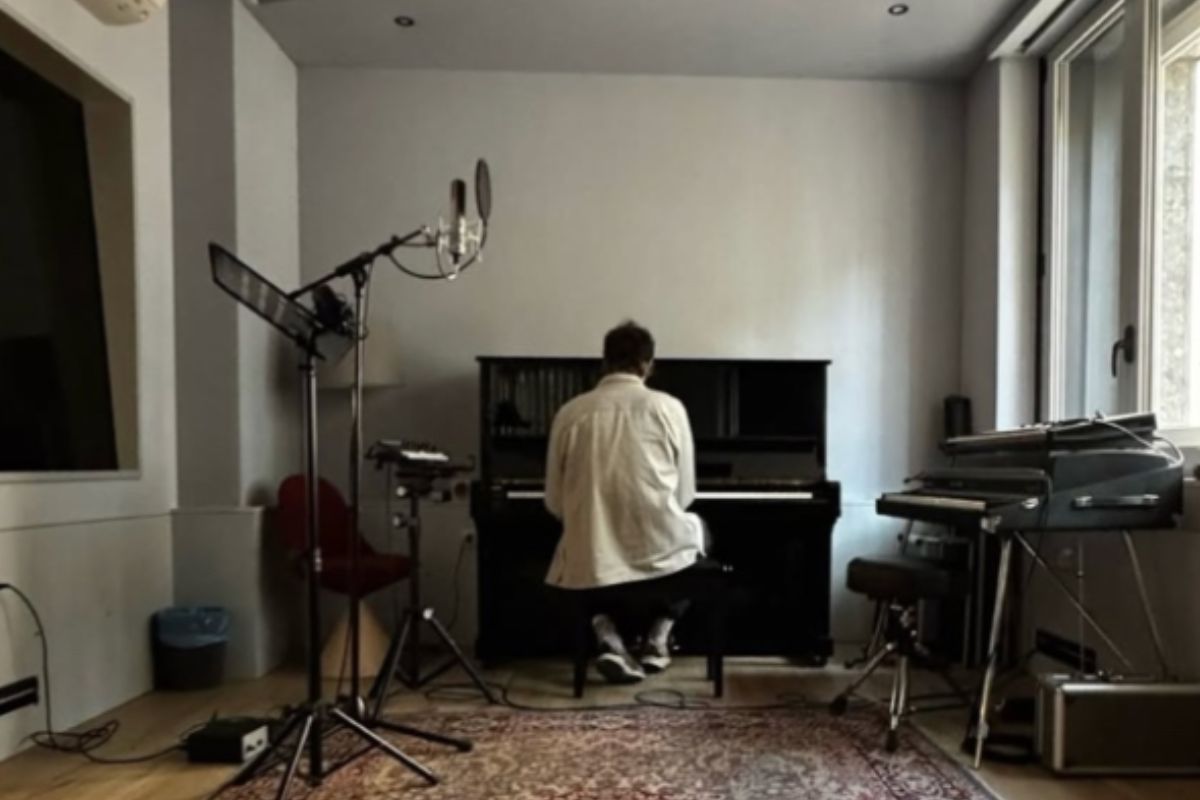Marco Mengoni, la sua casa a Milano: lo spazio dedicato alla musica, il piccolo terrazzo e il salone luminoso marco mengoni studio musica 16 7 2026 casadistile.it