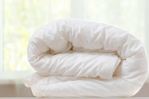 Il sottoletto sembra perfetto per i piumoni invernali. Ma dopo tre mesi escono con macchie scure: dove li conservano davvero i lavandai professionali armadio piumone invernale