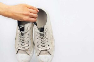 Scarpe chiuse d'estate: l'ingrediente che elimina l'odore in 6 ore scarpe estate