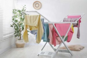 Bucato agosto: il trucco delle lavanderie industriali per asciugarlo in casa senza odore di chiuso bucato in casa