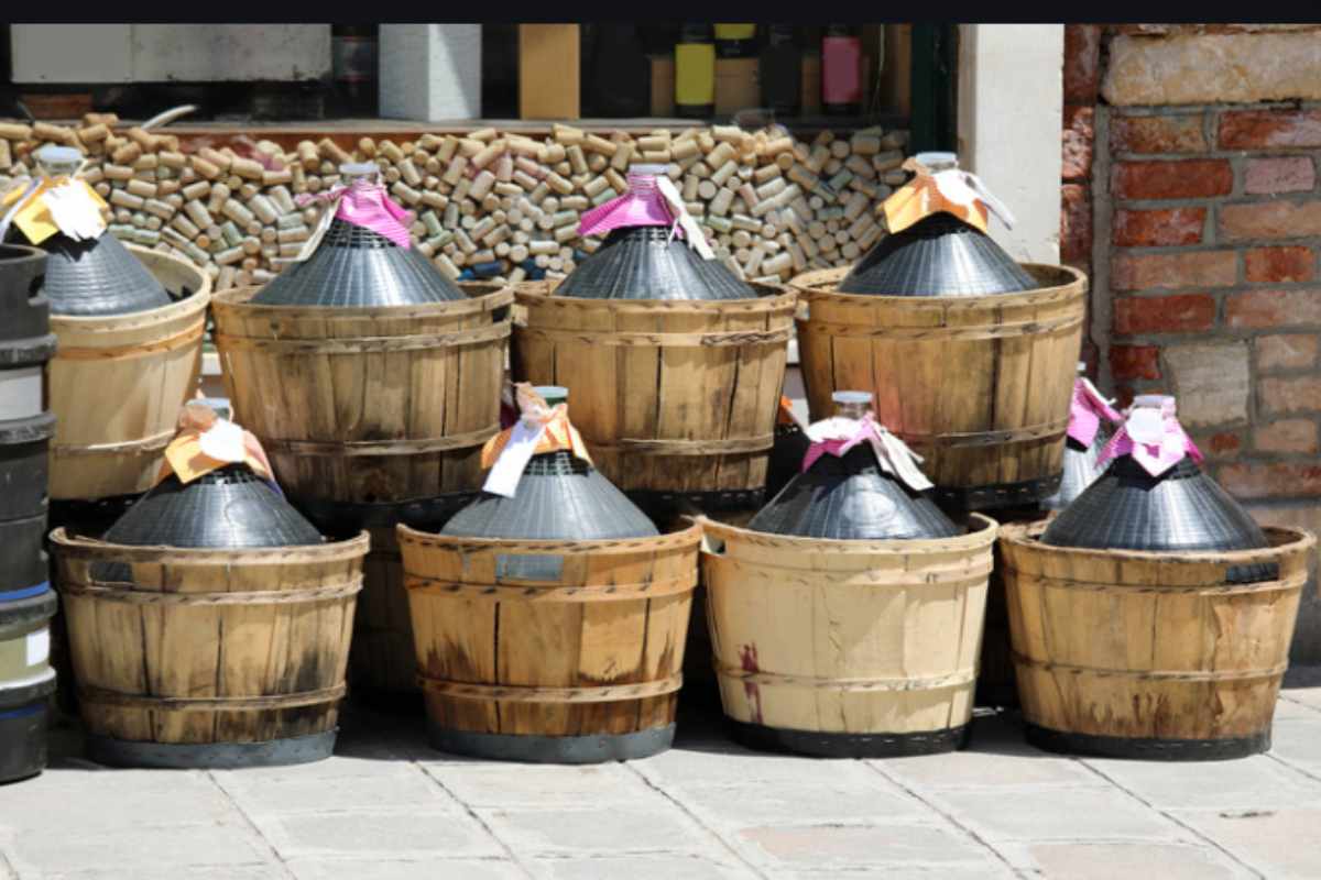 Cantina di casa settembre 2026: il metodo dei sommelier per organizzare vino e conserve prima dell'autunno cantina damigiana 1 9 2026 casadistile.it