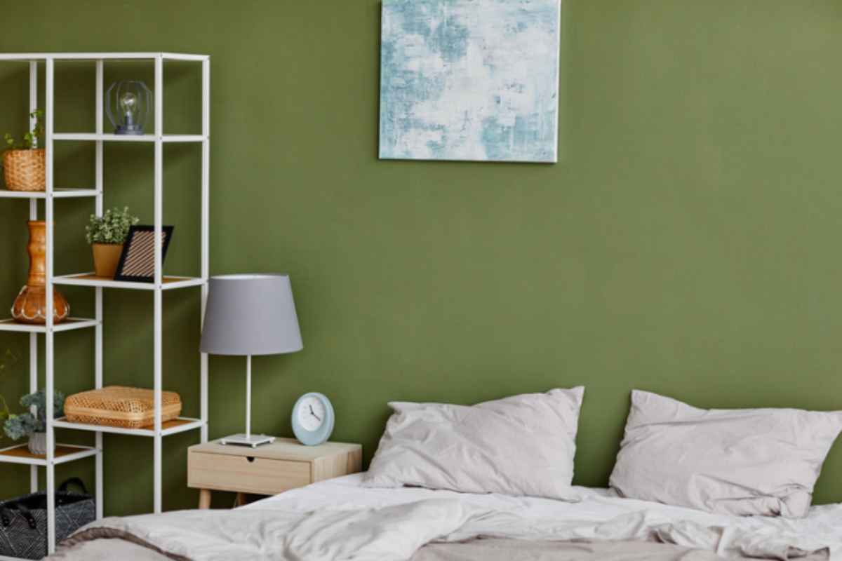 I colori che vedrai ovunque in casa da settembre 2026: gli interior designer italiani hanno già scelto e non sono quelli che immagini casa parete verde salvia