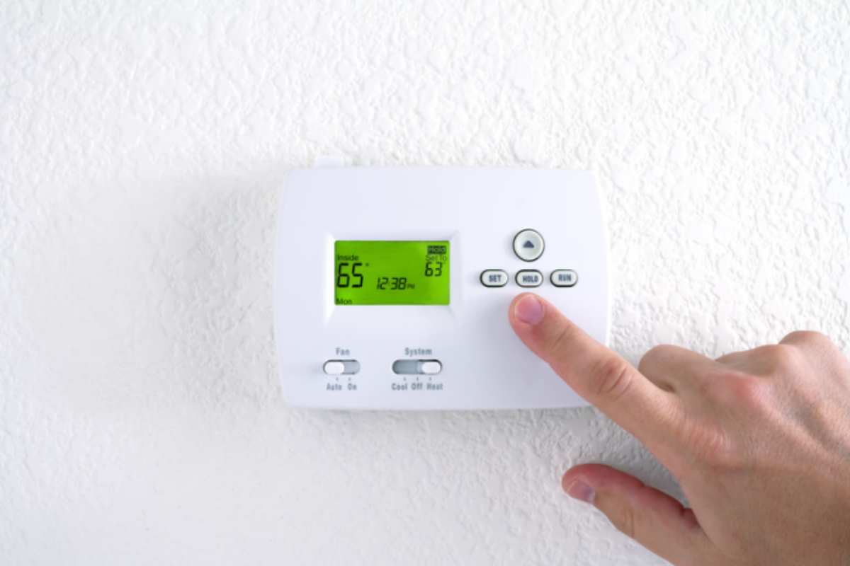 Tapparelle metà abbassate d'estate: la tecnica termica degli hotel a 5 stelle che abbassa la temperatura di 3 gradi senza condizionatore regolazione termostato