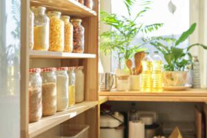 Rientro dalle vacanze, la chef organizer: «Due ore per azzerare dispensa e freezer e ripartire senza stress» dispensa cucina