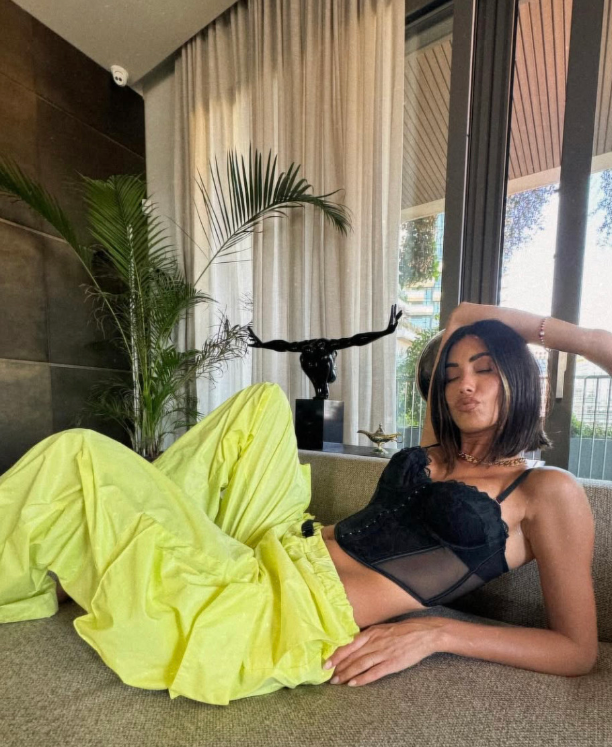Federica Nargi e Alessandro Matri, la casa a Milano: colori scuri ma tanto stile, la gestione della camera da letto federica nargi salotto