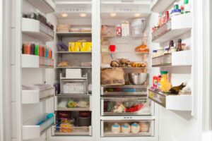 Il ripiano del frigorifero che quasi tutti usano nel modo sbagliato: cosa rischia il cibo ad agosto frigorifero