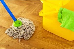 Pavimenti fine estate: il metodo deep clean dei professionisti che rimuove sabbia e crema solare in 4 passaggi pavimenti pulizia