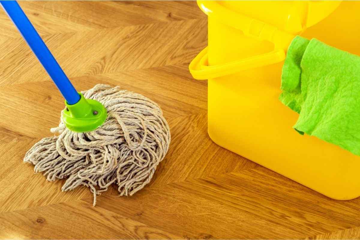 Pavimenti fine estate: il metodo deep clean dei professionisti che rimuove sabbia e crema solare in 4 passaggi pavimenti pulizia