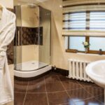bagno piccolo illuminato
