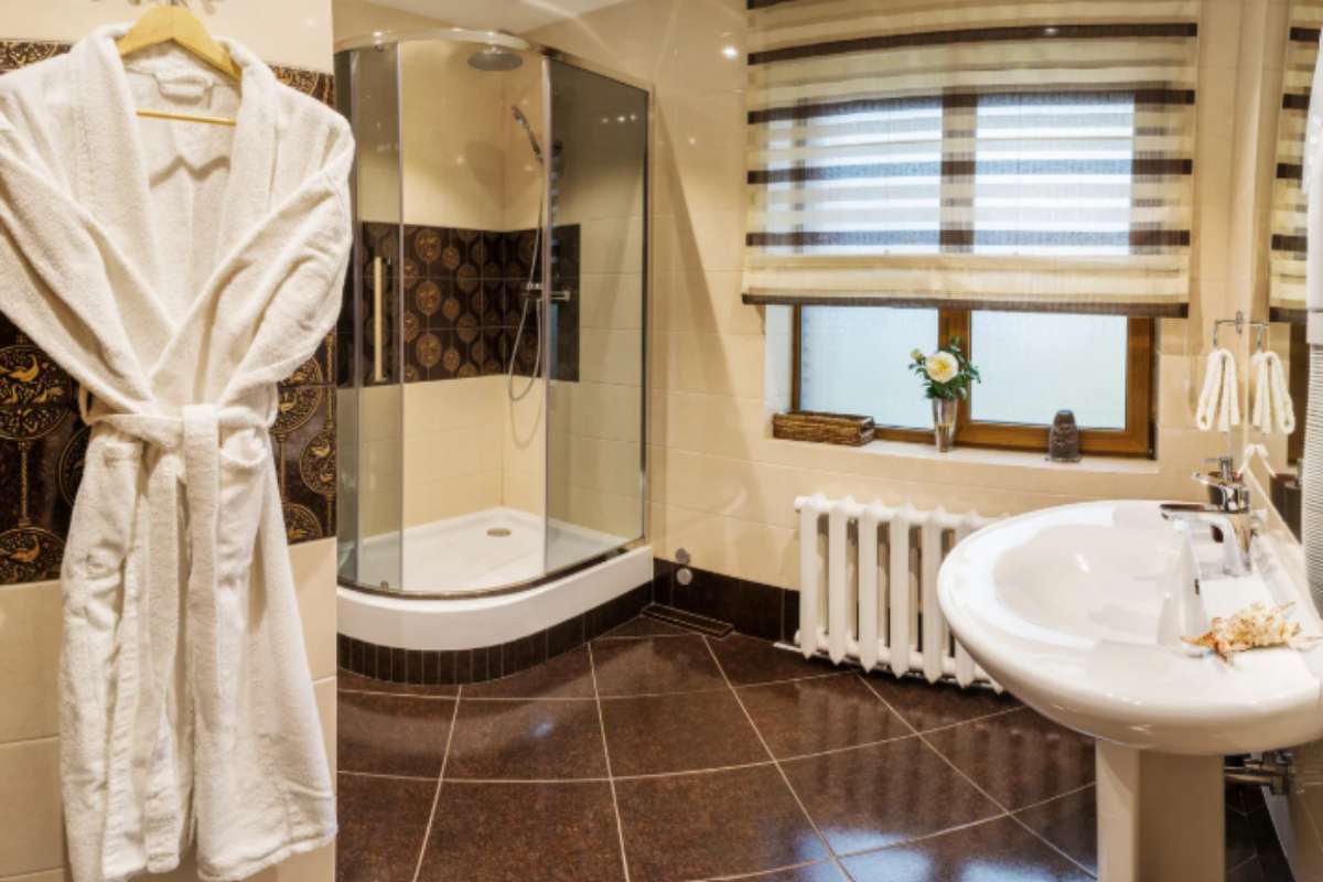 Il tuo bagno sembra sempre buio e piccolo anche dopo i lavori: l'errore di illuminazione che quasi nessuno conosce e che i progettisti correggono per prima cosa bagno piccolo illuminato