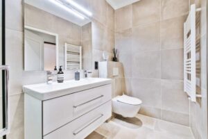 Bagno piccolo? Il trucco della luce che i progettisti usano per raddoppiare lo spazio bagno piccolo