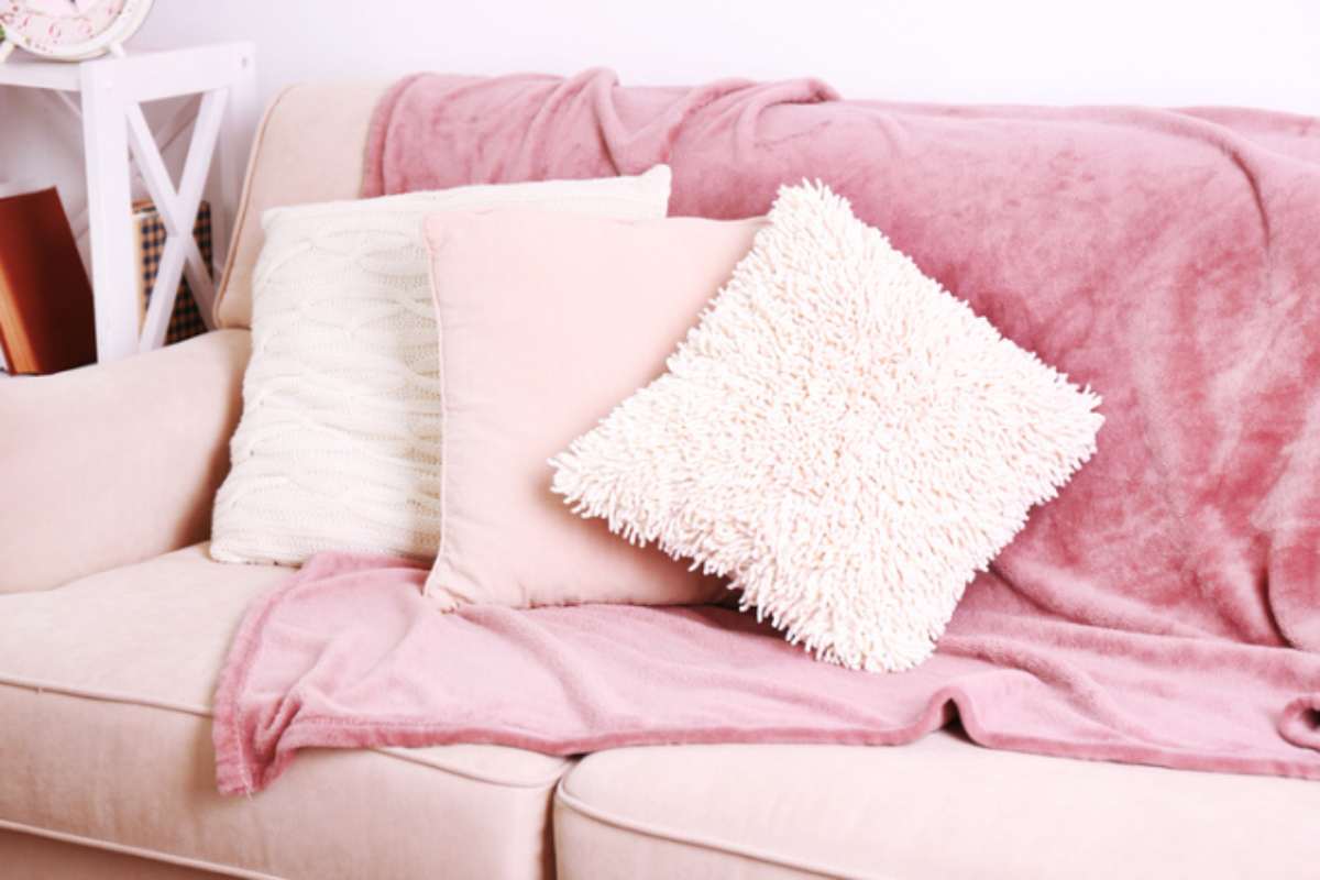 Coperte e cuscini sul divano sembrano sempre sbagliati in autunno: la regola che gli stylist di interni usano per non sbagliare mai composizione e colore coperte e cuscini divano