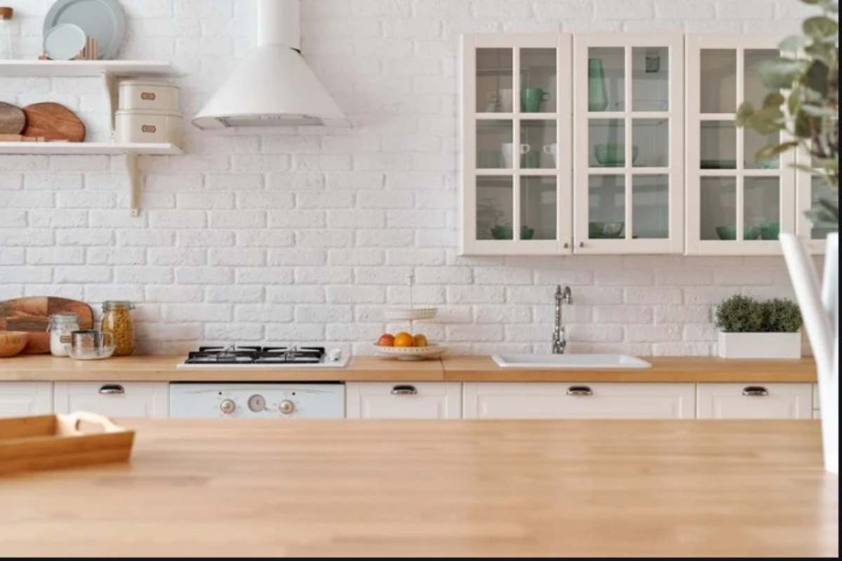 Gli interior designer italiani stanno abbandonando il bianco in cucina proprio in questo settembre: il colore che dominerà l'autunno 2026 cucina