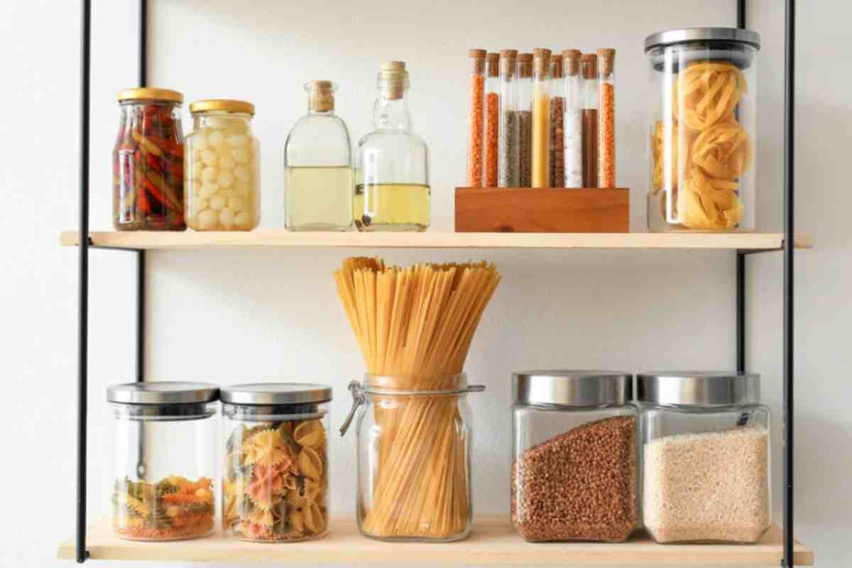 Gli chef professionisti organizzano i ripiani della cucina in un modo che nessun tutorial ti ha mai mostrato davvero ripiani cucina