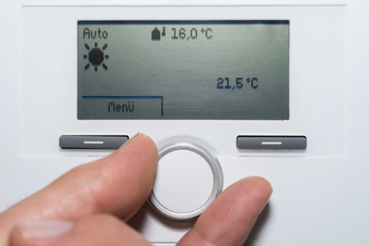 I termotecnici dicono che quasi tutti accendono il riscaldamento nel momento sbagliato a settembre: il dato che ti fa risparmiare sulla bolletta regolazione termostato casa riscaldamento 7 9 2026 casadistile.it