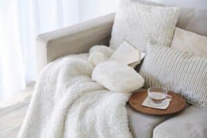 Il layering di tessili nel soggiorno autunnale: la regola che gli stylist usano e che nessun tutorial di arredamento ti spiega tessili soggiorno