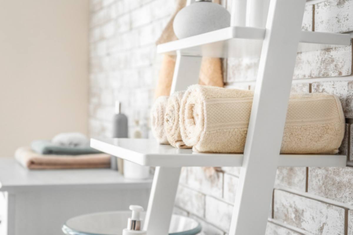 Un weekend, dodici euro di materiali e il bagno cambia faccia: il progetto fai da te che i falegnami fanno in casa propria bagno ripiani