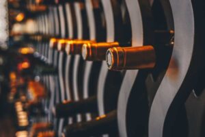Ottobre 2026, i sommelier svelano l'errore in cantina che rovina vini novelli e conserve: la tradizione contadina insegna come evitarlo cantina bottiglie vino