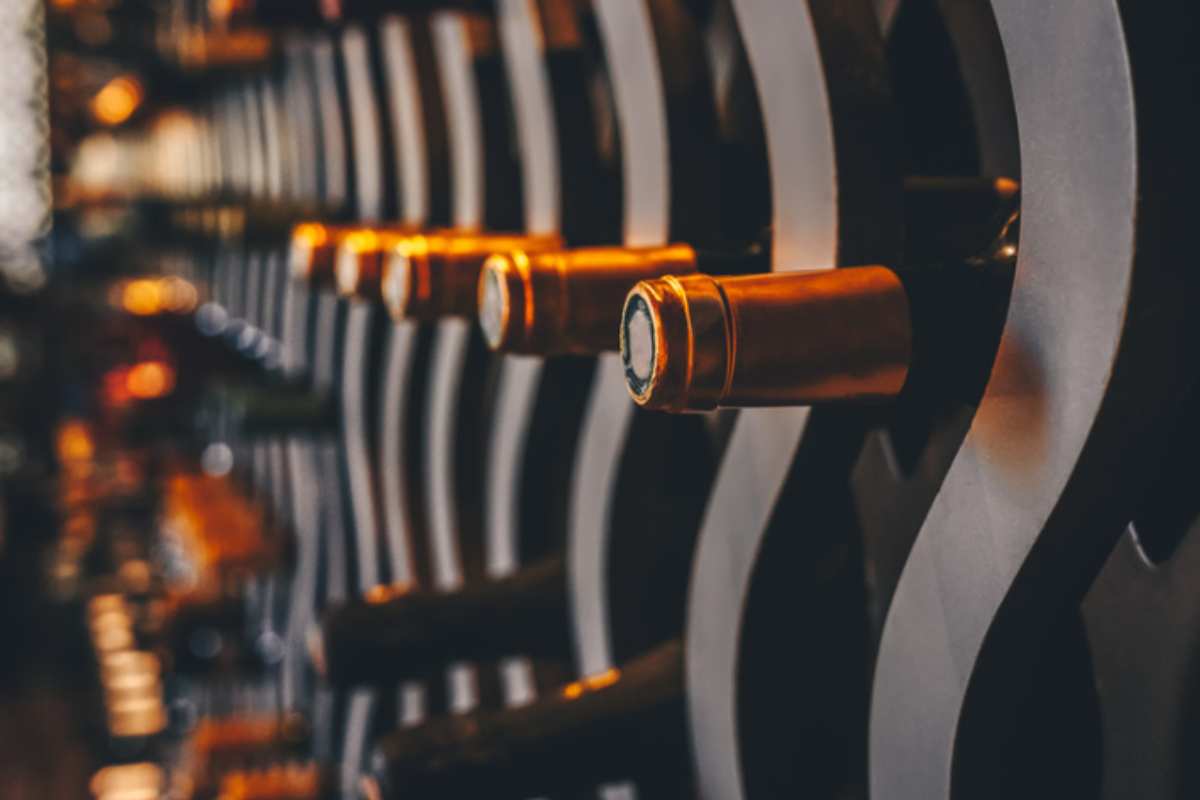 Ottobre 2026, i sommelier svelano l'errore in cantina che rovina vini novelli e conserve: la tradizione contadina insegna come evitarlo cantina bottiglie vino