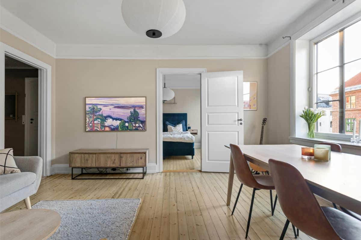 Il parquet soffre più d'inverno che d'estate: i parquettisti spiegano il trattamento da fare entro ottobre per evitare danni parquet casa