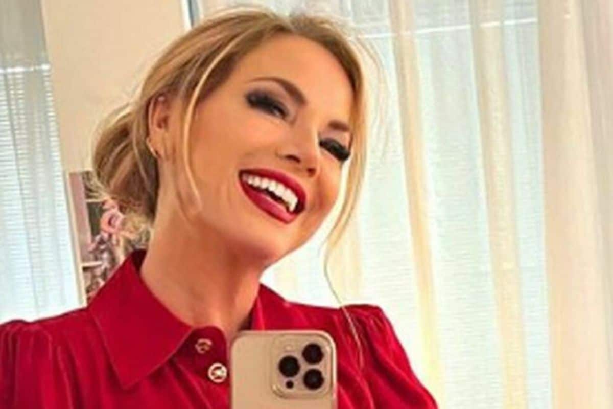 Federica Panicucci, la sua casa a Milano: il buon gusto non solo in Tv, il salone elegante e la maxi cabina armadio Federica Panicucci