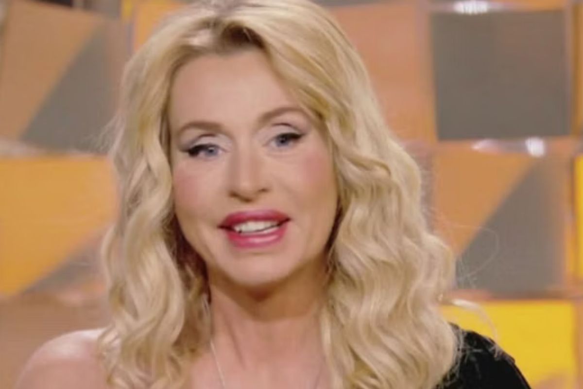 Valeria Marini, la casa a Roma della "diva stellare": il panorama su Piazza di Spagna, il salone da "Regina" Valeria Marini